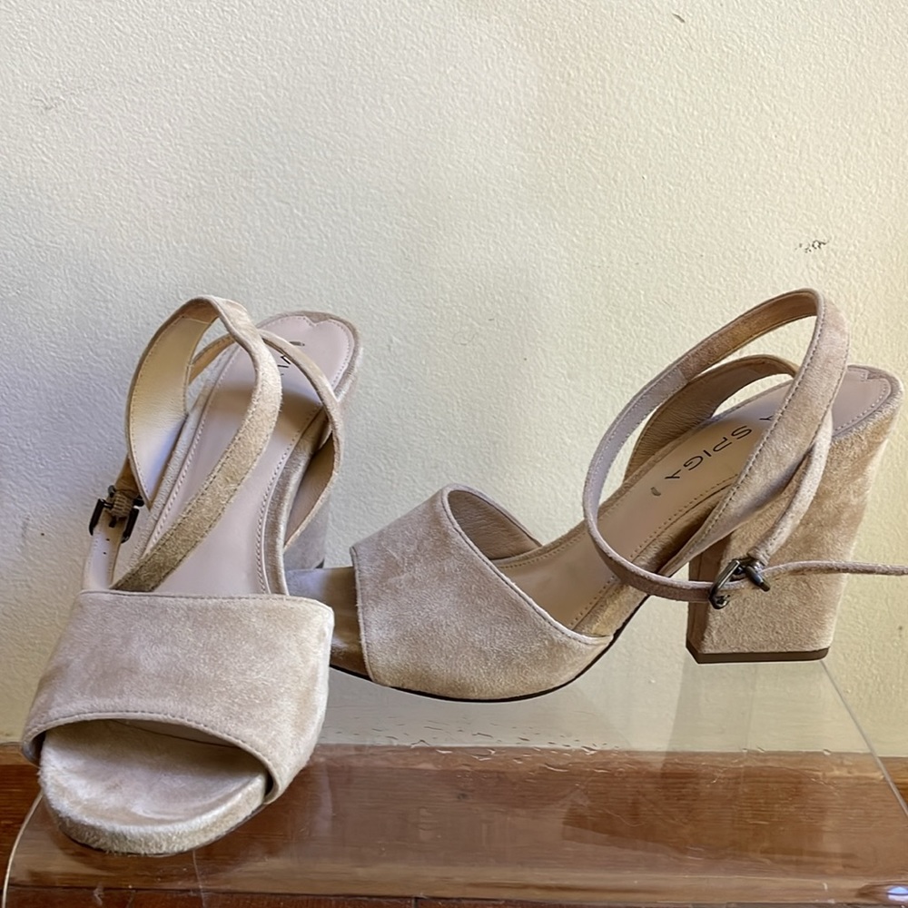 Via Spiga Piper ankle strap suede sandal. Cream-colored. Size 7.5 (37.5). EUC